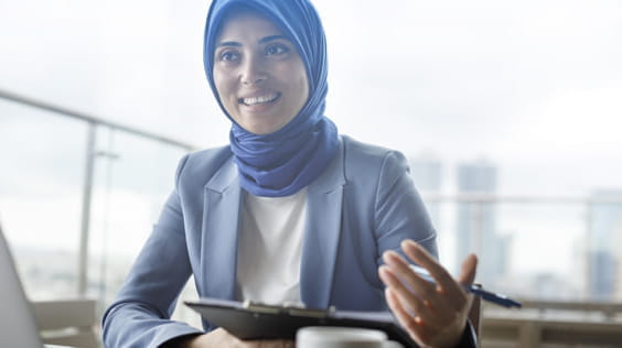 微笑的女士拿着剪贴板和笔